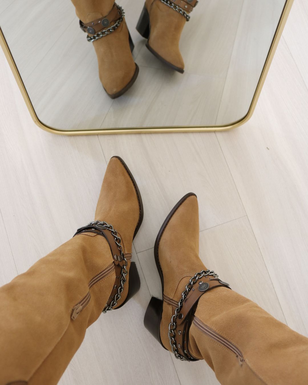 Bota Cano Alto em Camurça Marrom Antonia