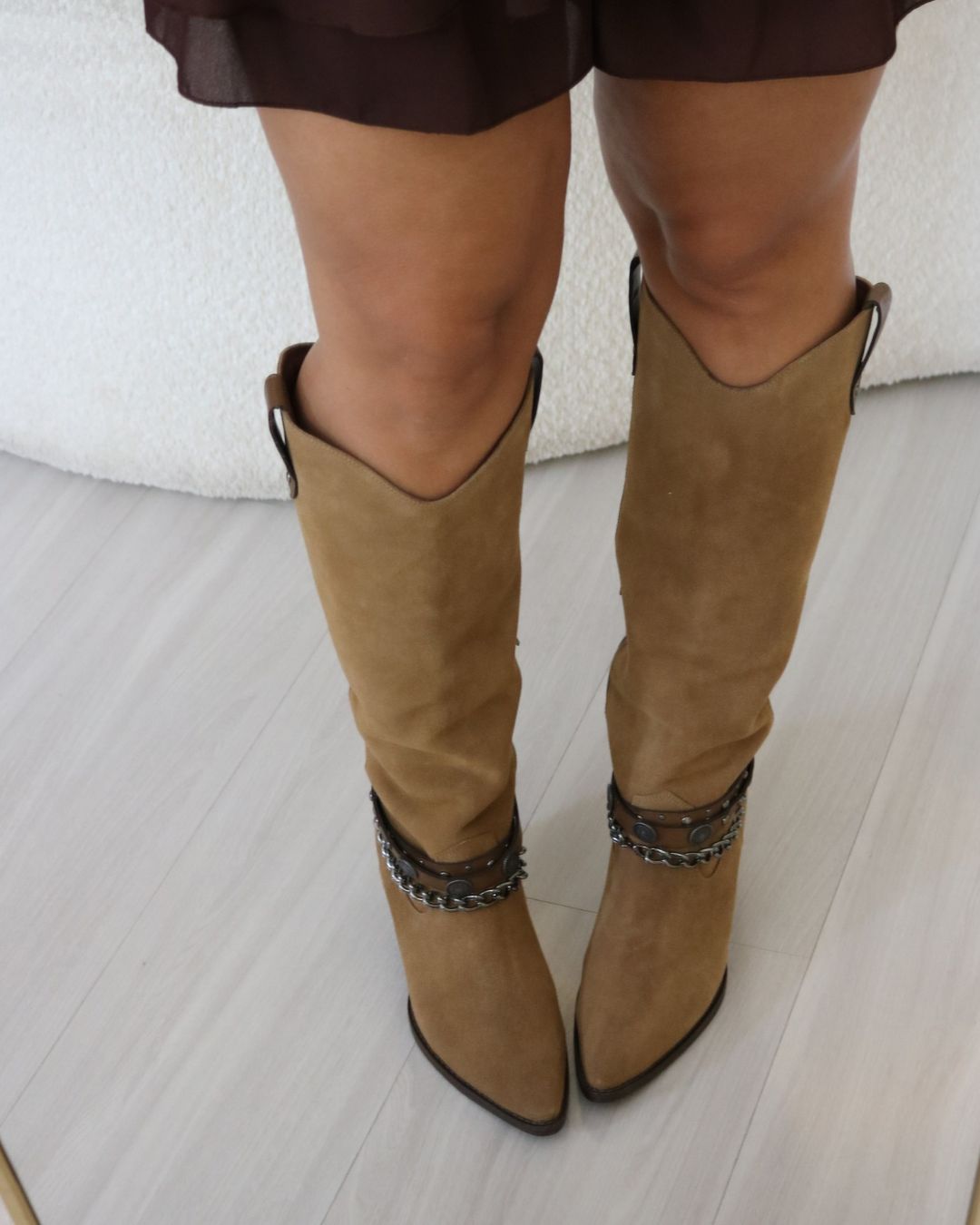 Bota Cano Alto em Camurça Marrom Antonia