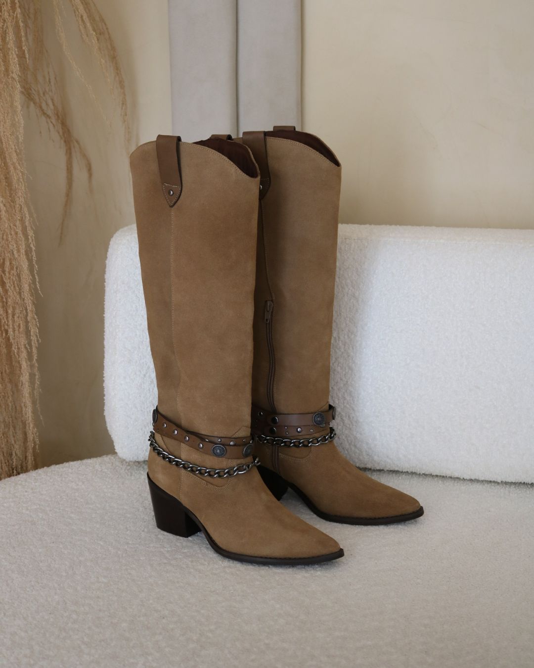 Bota Cano Alto em Camurça Marrom Antonia