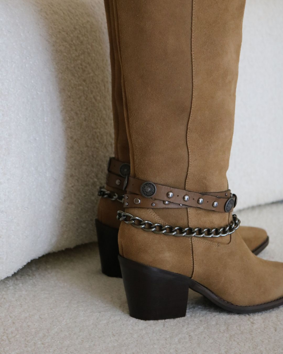 Bota Cano Alto em Camurça Marrom Antonia