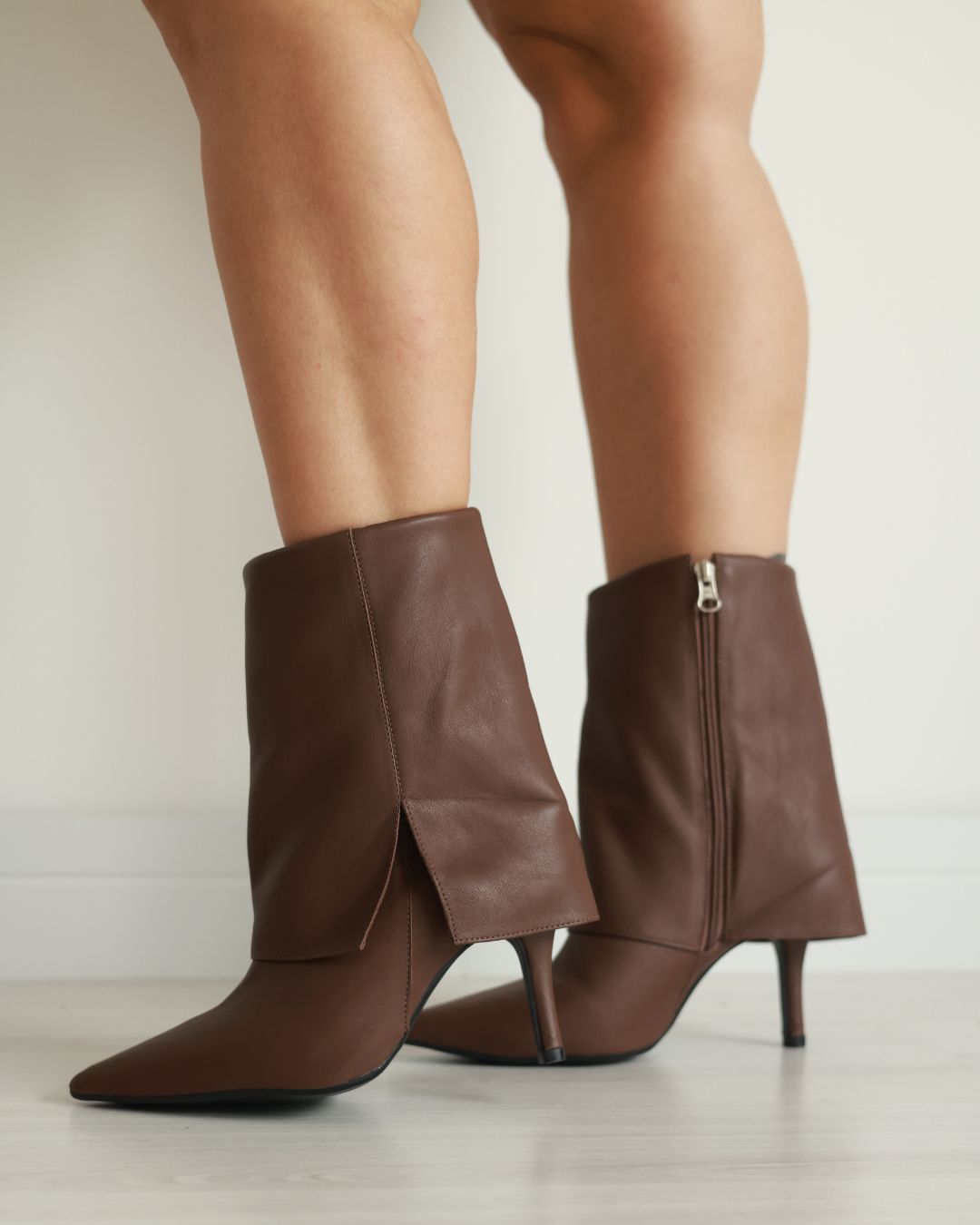 Bota Titi Marrom Cano Médio Couro Legítimo