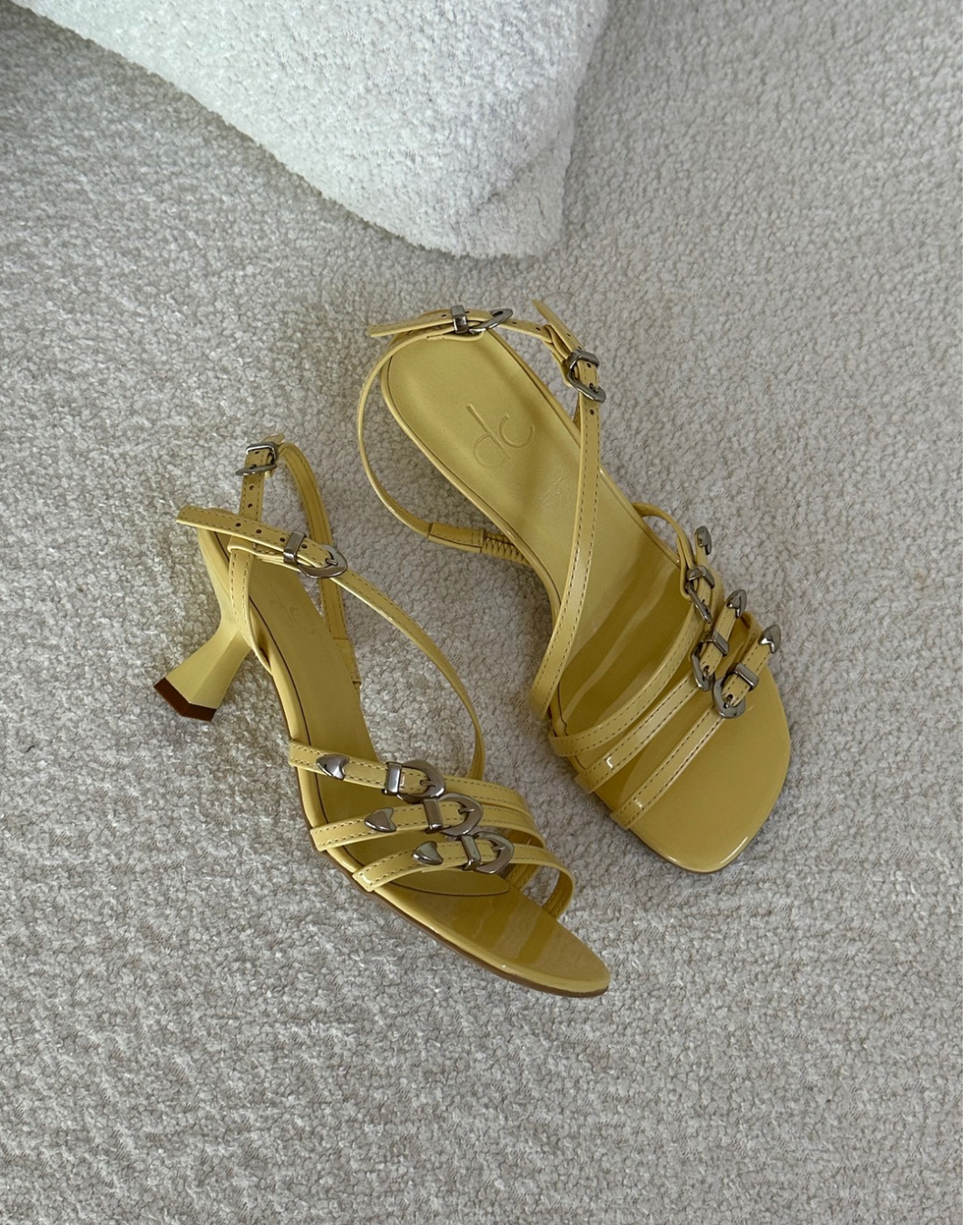 Sandália Salto Baixo Manteiga Ariane