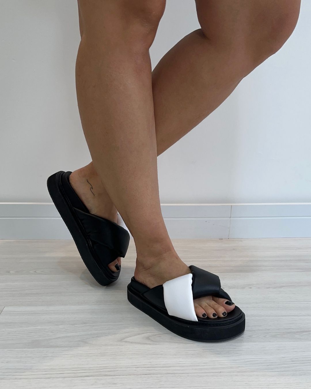 Flatform Preto e Branco Ellen