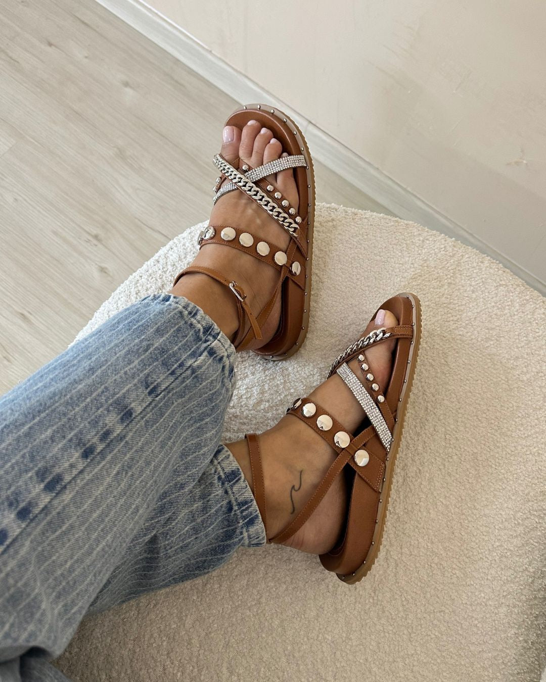 Sandália Papete Aplicações Em Couro Caramelo Joana