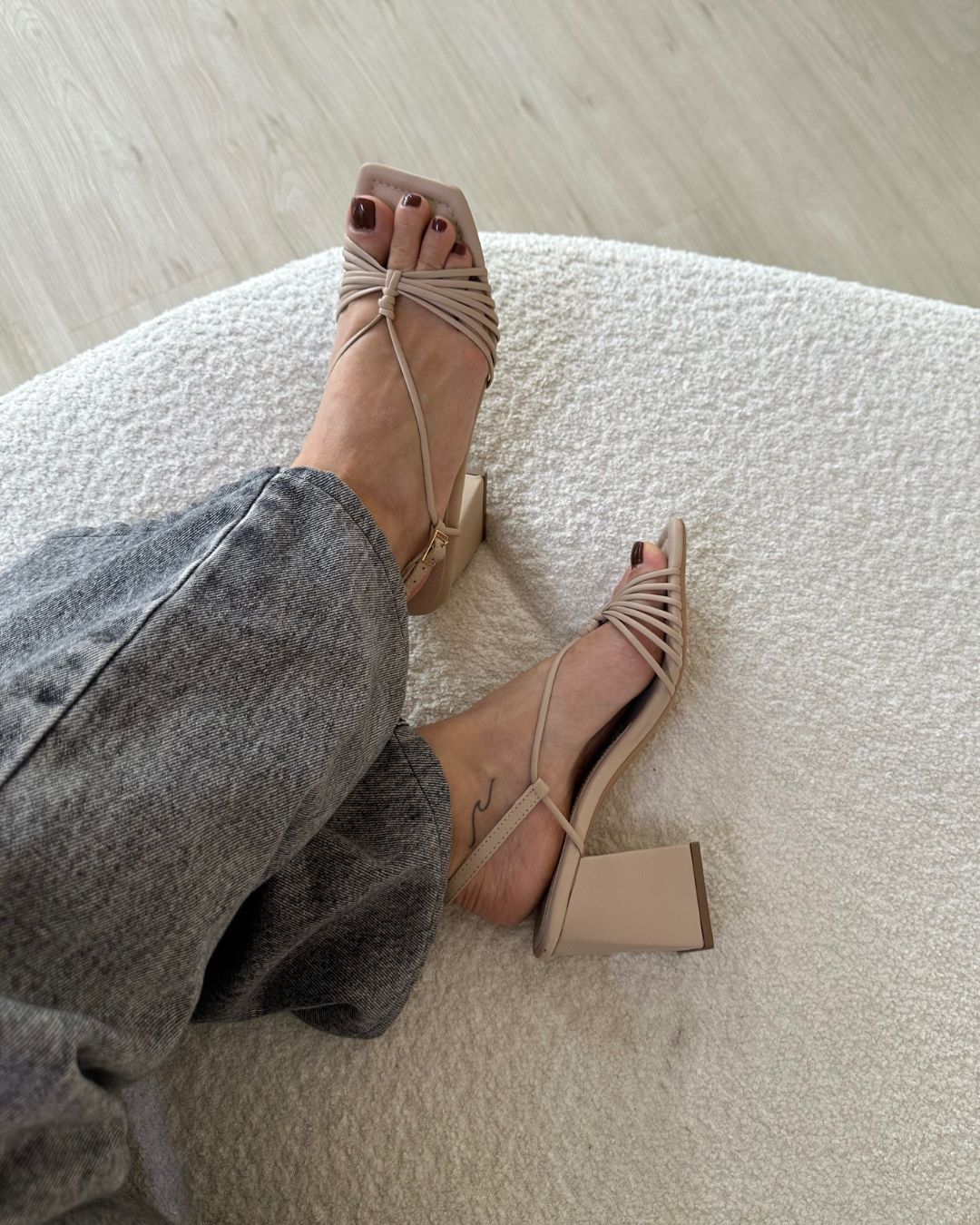 Sandália Em Couro Salto Bloco Abigail