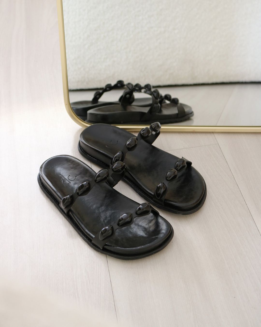Flat Preto Vani
