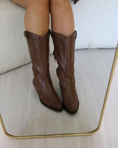Bota Cano Médio em Couro Legítimo Marrom Dália