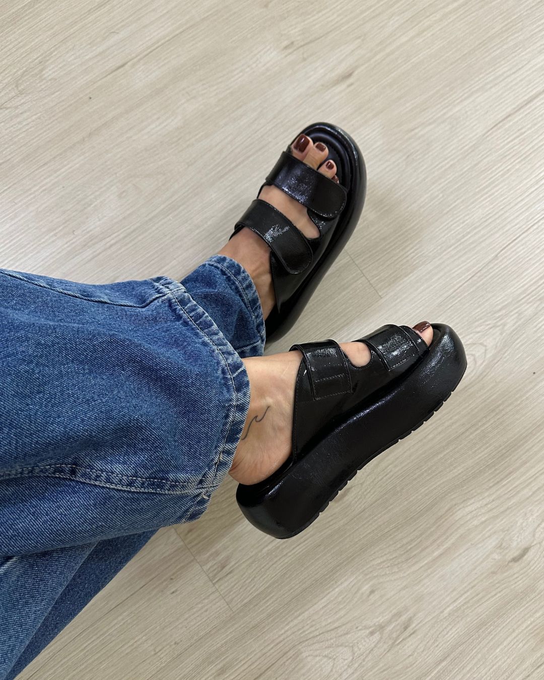 Flat Velcro Reflexo Preto Beatrice