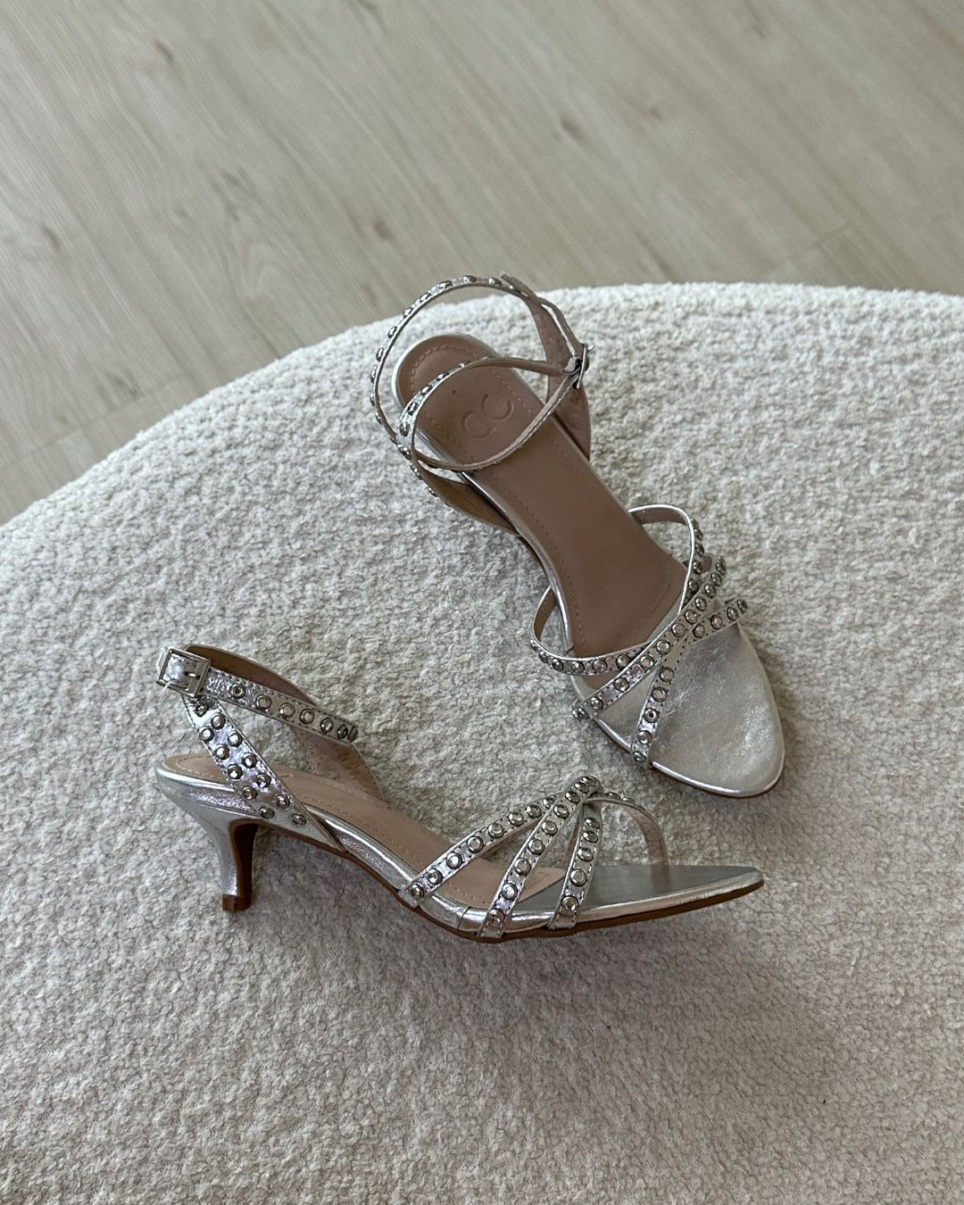 Sandália Prata Com Aplicações Beatriz