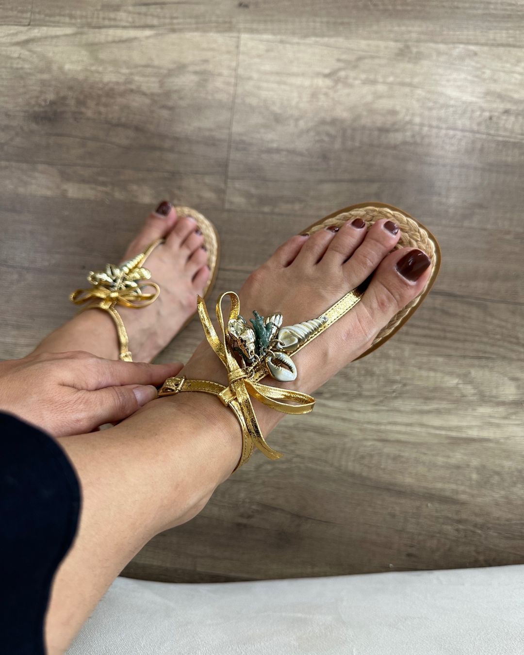 Sandália Pingentes Em Couro Legítimo Dourado Uyara