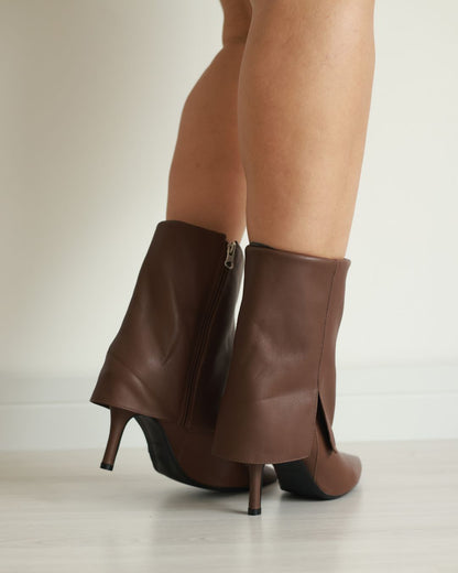 Bota Titi Marrom Cano Médio Couro Legítimo